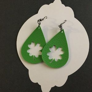 2/$15 🦩 NEW Faux leather shamrock earrings
